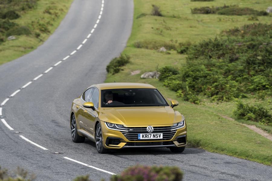  Volkswagen Arteon 4Motion R-Line 2017 года  (UK) (фото 10 из 41)